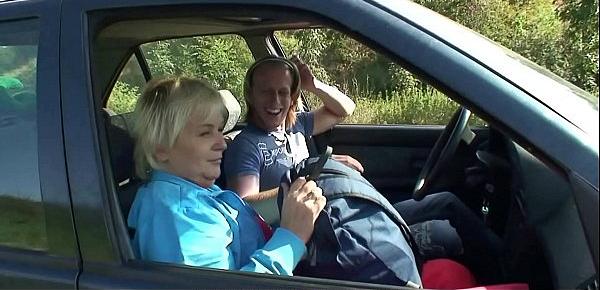  Hitchhiking blonde granny gets doggy-fucked roadside